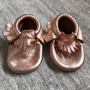 FreshlyPicked Baby Moccasin RoseGold Leather, Sz 2